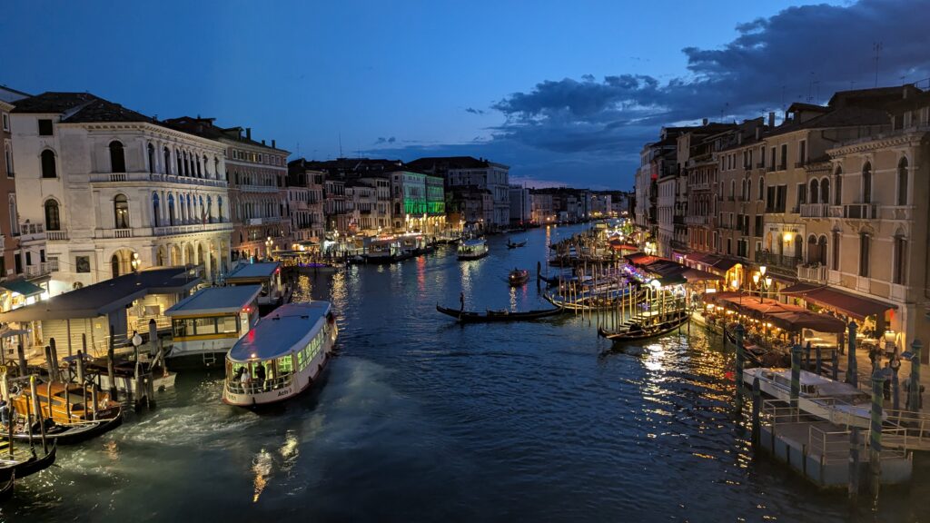 vistas de venecia desde el puente rialto de noche