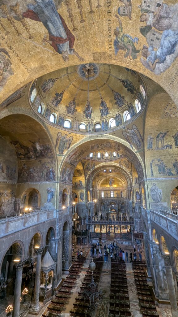 interior de la basilica de san marcos