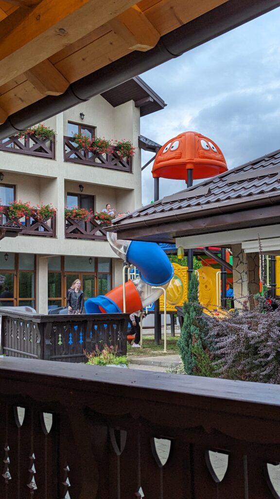 Casa Humor restaurante en Bucovina ideal familias