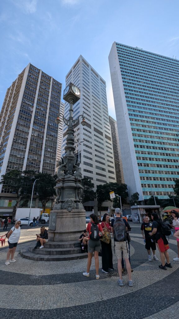 Reloj histórico largo da carioca, en Río de Janeiro